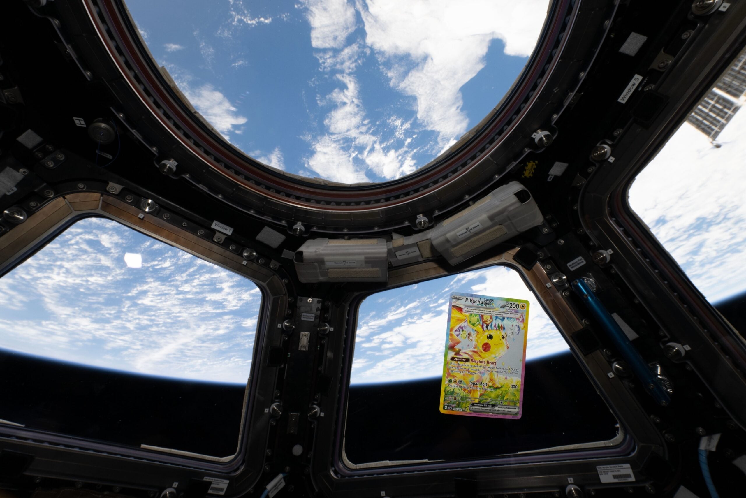 Due carte Pokémon sulla Stazione Spaziale: TPCi firma con l'ESA
